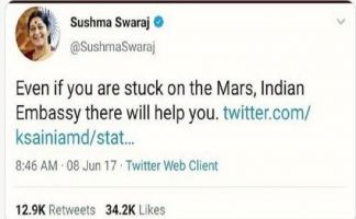ऐसा ही एक वाकया तब का है, जब उन्होंने एक बार एक ट्वीट पर रिप्लाई करते हुए लिखा था कि अगर आप मंगल ग्रह पर भी फंस गए तो वहां भी भारतीय दूतावास आपकी मदद कर देगा. उनका यह ट्वीट काफी वायरल हुआ था. (Photo- Twitter)

