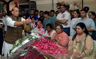केंद्रीय रक्षा मंत्री राजनाथ सिंह ने अपना लखनऊ दौरा बीच में ही रद्द कर दिल्ली पहुंचकर अरुण जेटली को श्रद्धांजलि दी.
