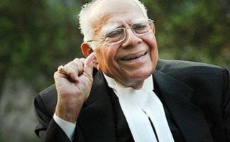सुप्रीम कोर्ट के सीनियर वकील राम जेठमलानी की 95 साल की उम्र में मौत हो गई है. वह लंबे समय से बीमार चल रहे थे. वकालत के करीब 70 साल के अपने करियर में उन्होंने कई बड़े केस लड़े. इंदिरा गांधी के हत्यारों से लेकर अफजल गुरू के मामले में भी जेठमलानी ने ही पैरवी की थी. आइए आपको बताते हैं कि आखिर क्यों उन्हें देश का सबसे महंगा वकील कहा जाता था. 